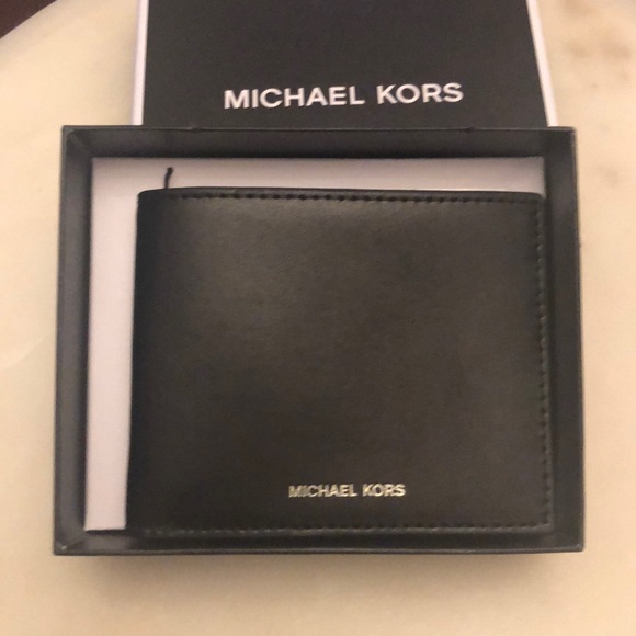 Nwt MK Wallet. - Picture 1 of 4